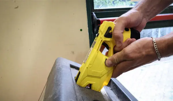 Genova, uomo di 47 anni muore dopo essere stato colpito con il taser dai carabinieri