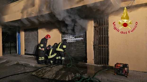 Incendio in magazzino a Crotone, Vvf evitano il peggio