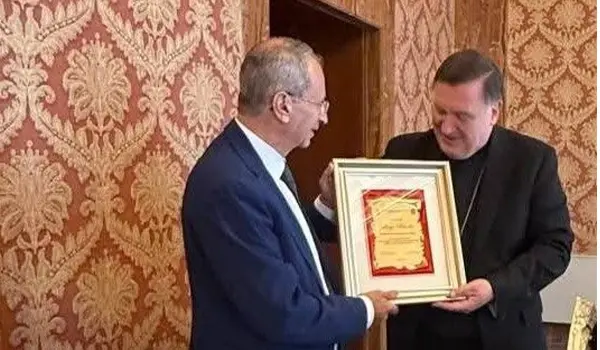 Catanzaro: l'arcivescovo Claudio Maniago consegna una targa di ringraziamento all'avv. Luigi Bulotta per il servizio reso in diocesi