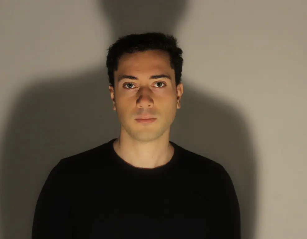 “Nuova Vita” di Giuseppe Campagnani, tra i candidati alla Targa Tenco 2025, è un disco d’esordio che sceglie la parola come strumento di cambiamento