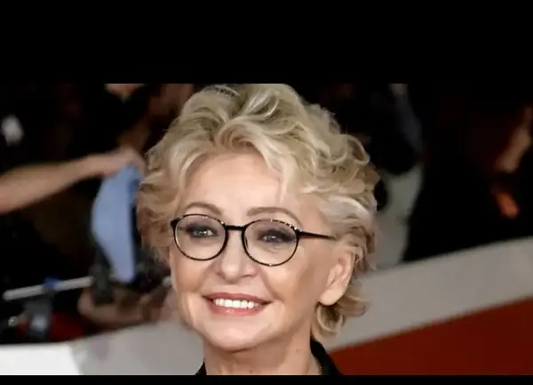Enrica Bonaccorti è morta a 76 anni: addio alla storica conduttrice di “Pronto, chi gioca?” e protagonista della TV italiana