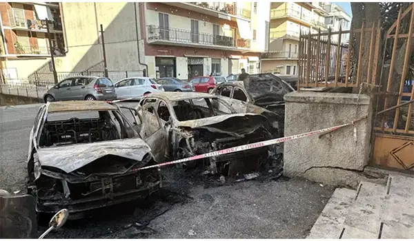 Lamezia, individuato il probabile piromane: sei auto e una moto incendiate 