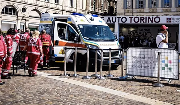 Torino, incidente al Salone dell'Auto: Lancia Delta sulla folla, 12 feriti