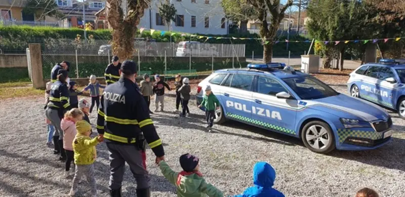 Gli alunni di Petilia Policastro in Questura: una giornata tra legalità, impronte digitali e unità cinofile