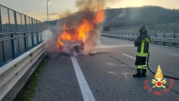 Incendio automezzo sulla SS106 Var/A: intervento dei Vvf a Catanzaro Ovest