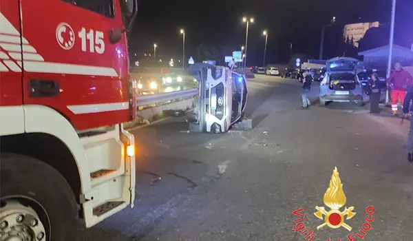 Catanzaro, incidente su Viale De Filippis: auto ribaltata e un ferito, intervento dei Vvf