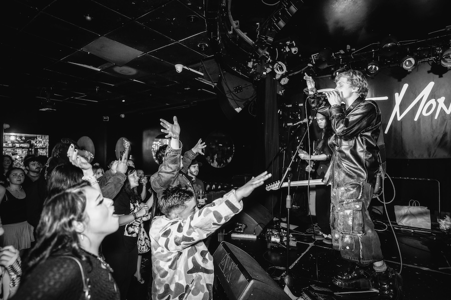 Love Ghost – è uscito “Spirit Box”