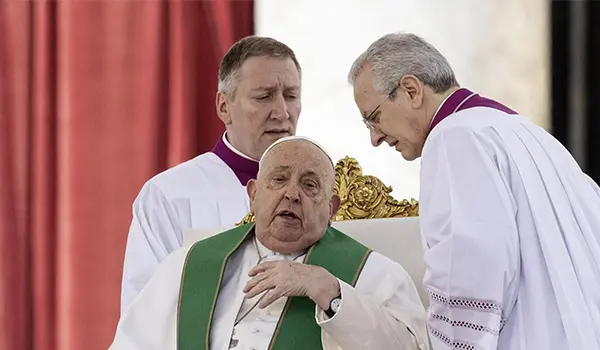 Papa Francesco e la battaglia contro la polmonite bilaterale: tra fede, cure e ipotesi di dimissioni