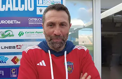 Casarano-Cosenza 2-1: Buscè analizza la sconfitta. “Decisa da calci piazzati, ma la squadra ha reagito”