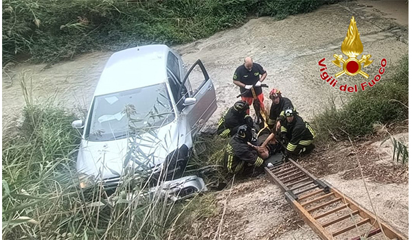 Incidente sulla SS 106 a Crotone: auto finisce in un canalone, soccorso il conducente dai Vvf