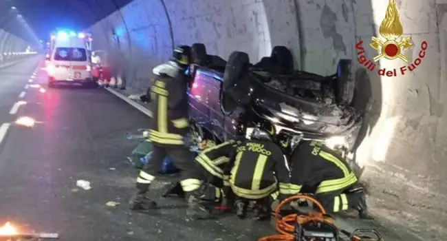 Incidente sull’A23 in Friuli: auto si ribalta con 8 persone a bordo, 5 sono bambini – tutti illesi