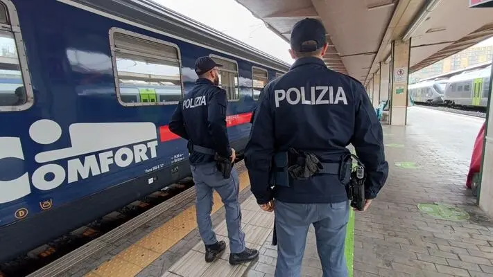 Tragedia sui binari: giovane trovato morto sul tetto di un treno merci
