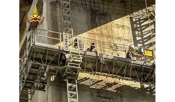 Bloccati su piattaforme sospese: Vvf soccorrono 12 operai sul Viadotto Friddizza (A2) (Video)