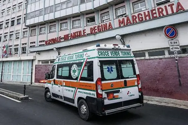 Torino, 13enne si getta dal quarto piano dopo un brutto voto: è grave in ospedale"