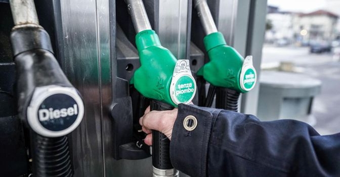 Carburanti alle stelle nei ponti di primavera: +1,4 miliardi di spesa per gli italiani