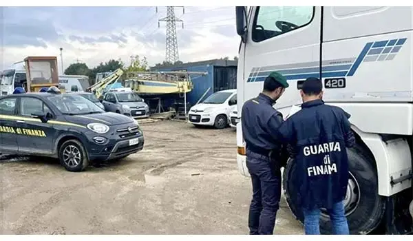 Blitz della Guardia di Finanza: sequestrati 16 mezzi a un’azienda di autotrasporti del catanzarese