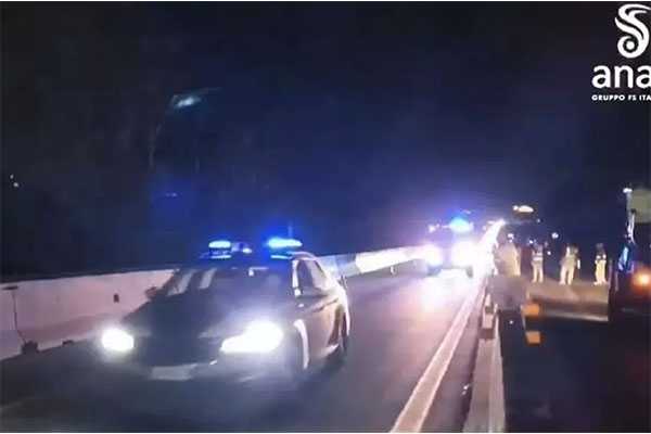 Voragine sulla Statale 280, riaperta al traffico in entrambi i sensi di marcia