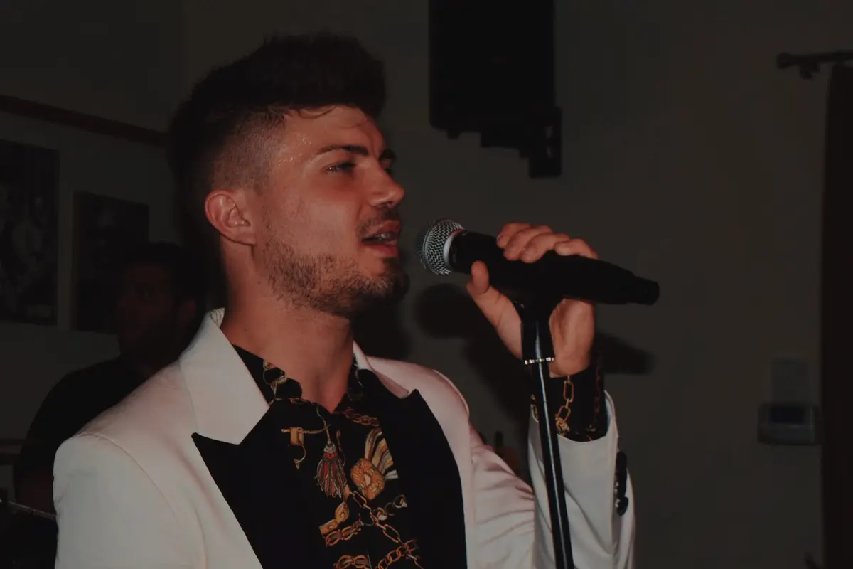 Dalla tribute band di Cremonini al nuovo inedito: Vins pubblica «Non sei in ritardo»