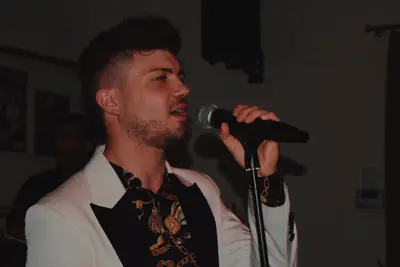 Dalla tribute band di Cremonini al nuovo inedito: Vins pubblica «Non sei in ritardo»