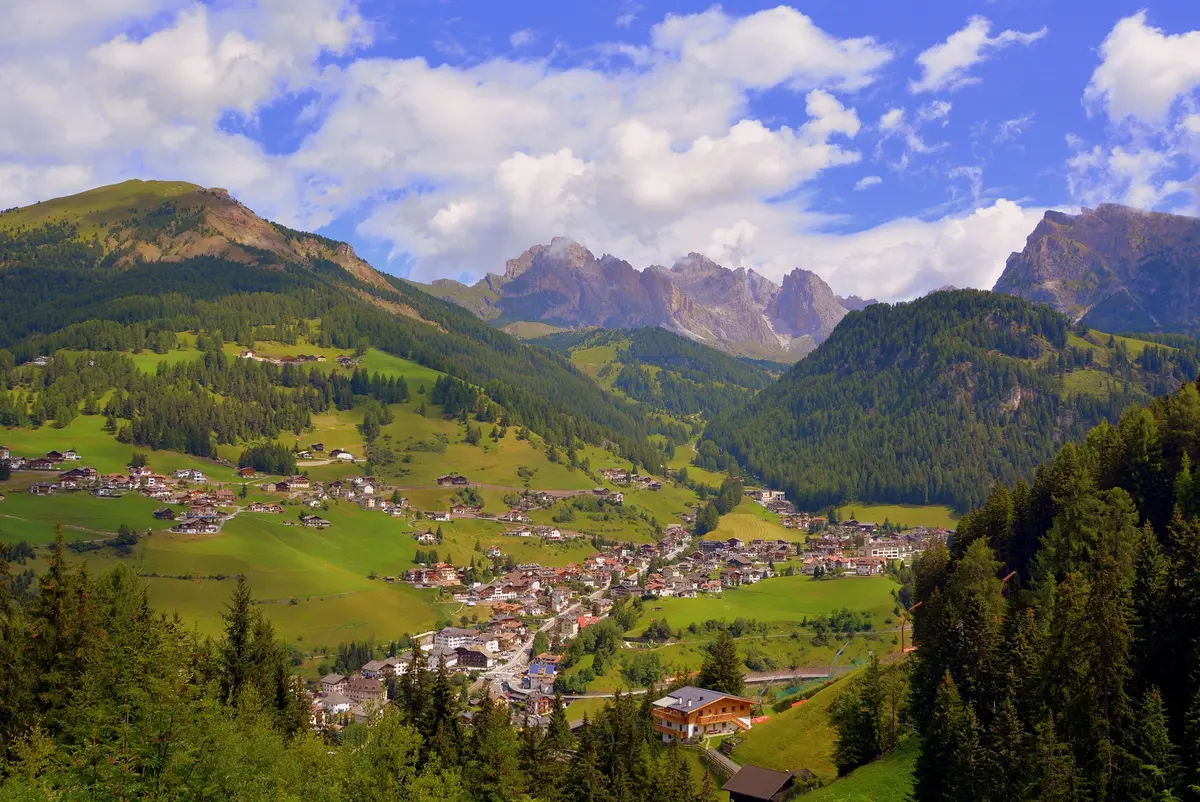 Agosto in montagna: oltre i sentieri, c'è chi esplora il mercato immobiliare