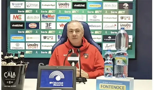 Cosenza, Mister Alvini abbandona o sarà esonerato? Il futuro in bilico dopo il ko contro la Cremonese