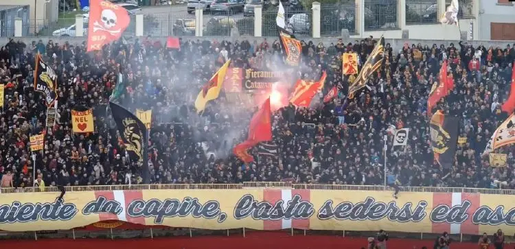 Catanzaro, DASPO di 4 anni per lancio di monetine contro l’arbitro durante Catanzaro-Reggiana