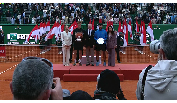 Sinner domina Montecarlo: batte Alcaraz, conquista il titolo e torna numero 1 al mondo