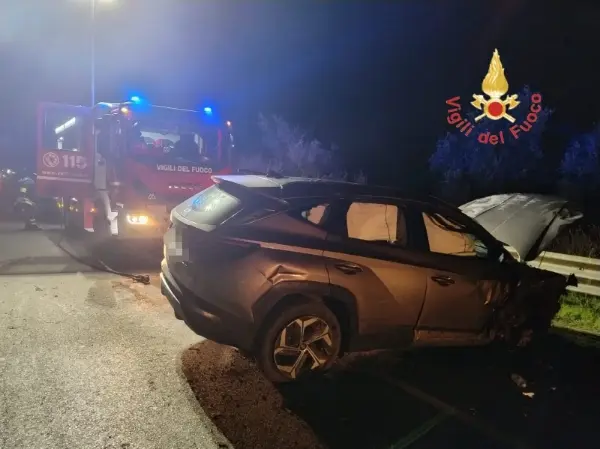 Incidente nella notte in via Fiume Busento: auto si ribalta, un ferito soccorso dai Vvf