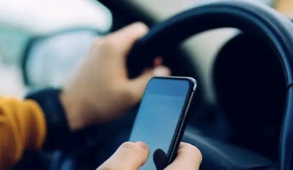Vietato il vivavoce in auto cambia il Codice della Strada 