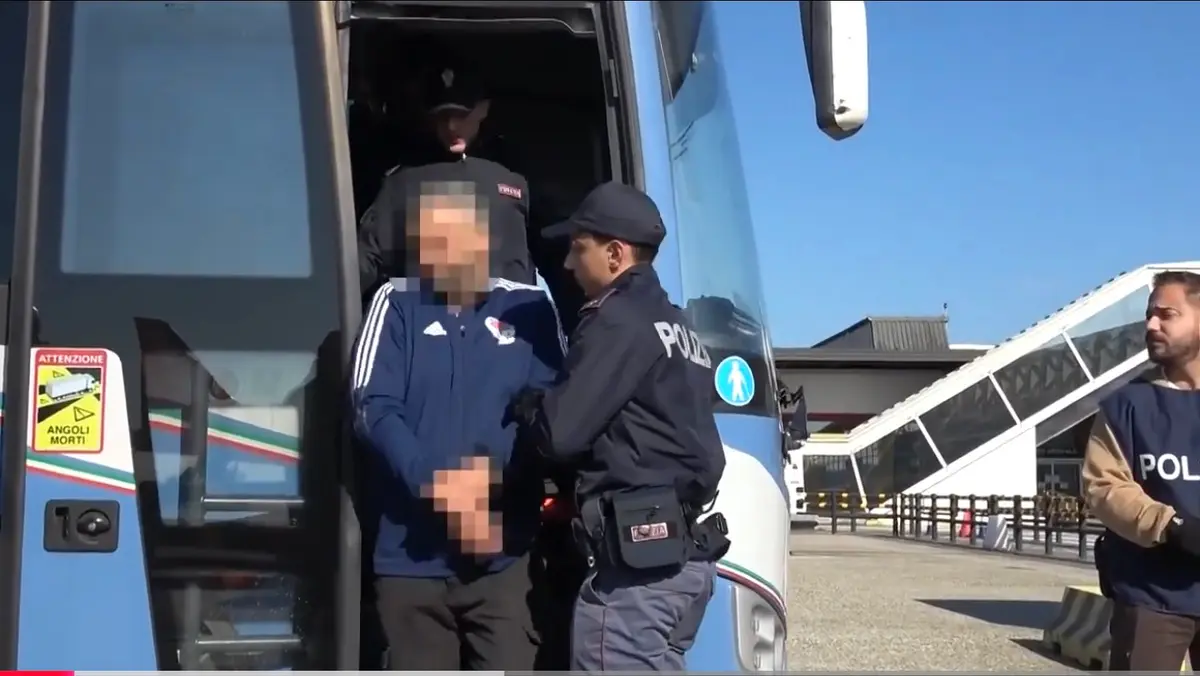 Operazione di rimpatrio: 13 stranieri espulsi per motivi di sicurezza