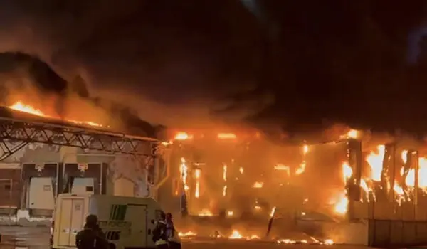Milano, incendio all'Ortomercato: fiamme alte dieci metri nella notte