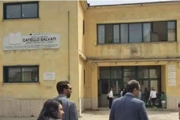 Docente aggredita da un nutrito gruppo di genitori davanti alla scuola: tensione a Scanzano