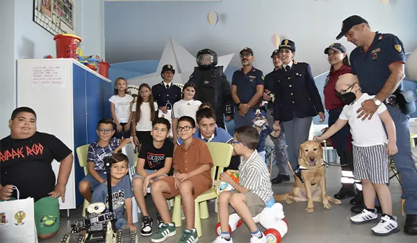 “Sorrisi in Divisa”: la Polizia di Stato regala una giornata speciale ai piccoli pazienti dell’A.O.U. “Renato Dulbecco” di Catanzaro