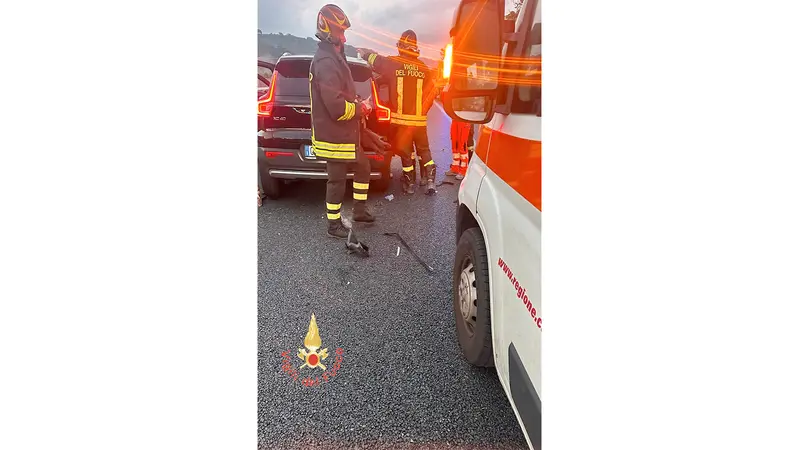 Incidente sull’A2 in direzione sud, scontro tra auto e furgone: quattro feriti e traffico bloccato