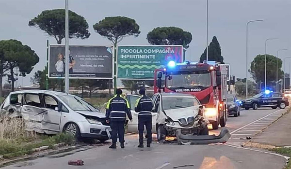 Incidente frontale all’alba a Foggia: due feriti in via Cerignola, intervento di 118 e Vvf
