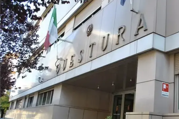 Giornalista ammanettato e portato in Questura a Cosenza: il video diventa virale (Aggiornamento)
