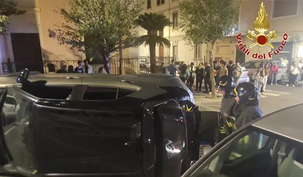 Incidente stradale a Crotone: auto ribaltata, conducente ferito lievemente