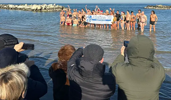Atletica 75 di Cattolica: il bagno di Capodanno chiude un anno di celebrazioni per i 50 anni