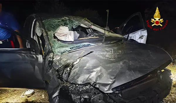 Incidente a San Pietro Apostolo: auto si ribalta, feriti quattro giovani