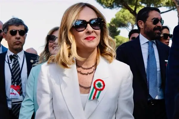 Meloni andrà alle urne ma non ritirerà le schede: bufera politica, opposizioni all’attacco