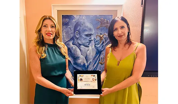Sabrina Di Gesaro conferisce a Monica Vitellaro la Menzione Speciale “Raffaello”