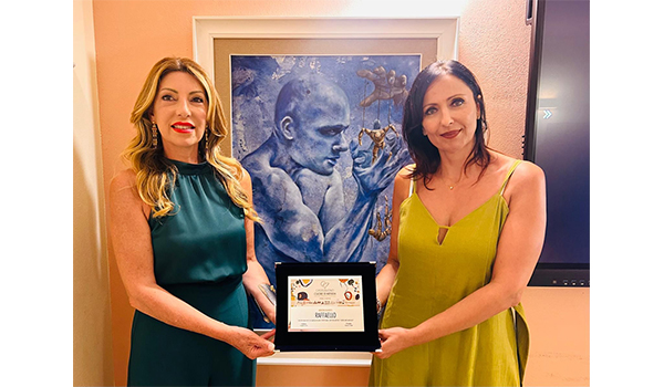 Sabrina Di Gesaro conferisce a Monica Vitellaro la Menzione Speciale “Raffaello”