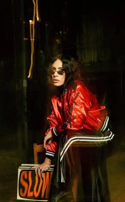 Janelle torna con “SLOW”: il suo singolo Tech House che invita a vivere il momento presente