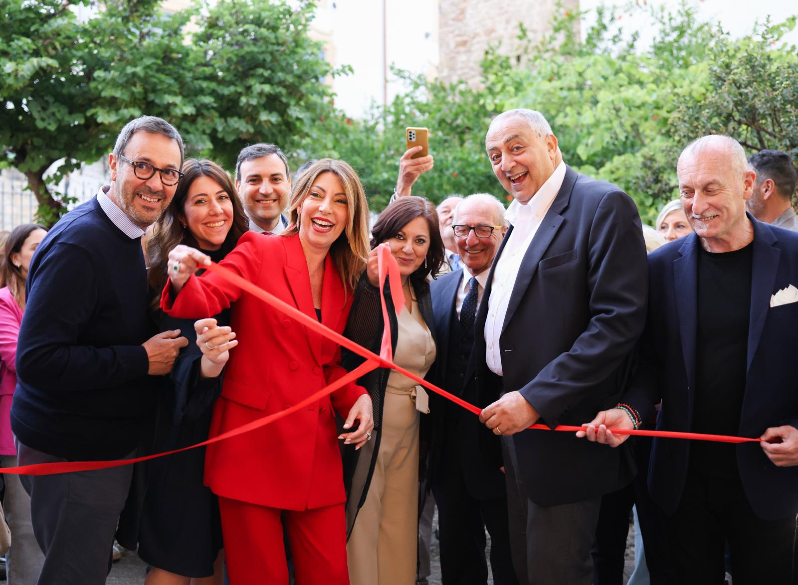 Inaugurata la mostra “Gianbecchina, poeta dell’identità siciliana" organizzata dal “Centro d’arte Raffaello” e curata da Tanino Bonifacio. Una trentina di opere che celebrano il grande Maestro di Sambuca di Sicilia, esposte fino al prossimo 24 maggio