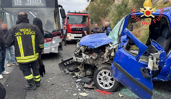 Incidente a Reggio Calabria, scontro tra autobus di linea e Fiat Doblò: un ferito grave