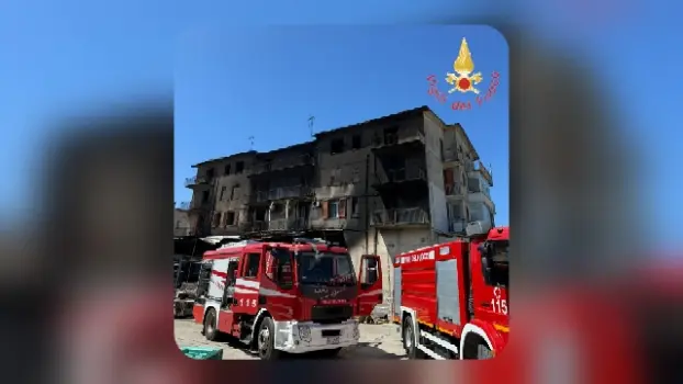 Incendio nella notte a Campora San Giovanni: evacuata una palazzina a scopo precauzionale