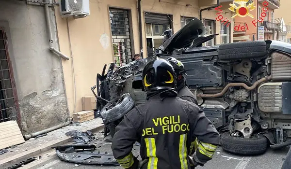 Lamezia Terme: SUV Jaguar si schianta violentemente e si ribalta, grave la conducente