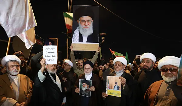 Morte di Ali Khamenei: l’Iran proclama 40 giorni di lutto nazionale, escalation tra Iran, Israele e Usa
