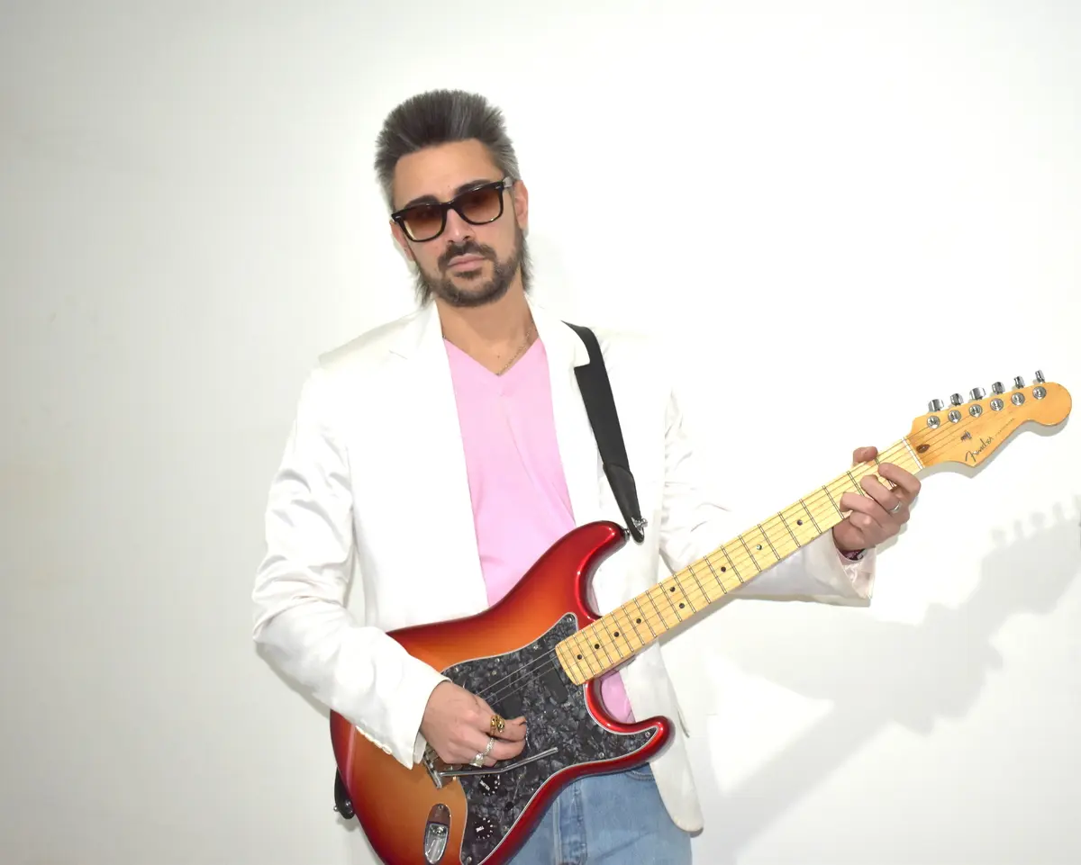 Tra Napoli e la California, la ricerca del piacere nell’estetica Yacht Rock: Eric Mormile presenta il nuovo album “ÆSTHETICA pt. I” 