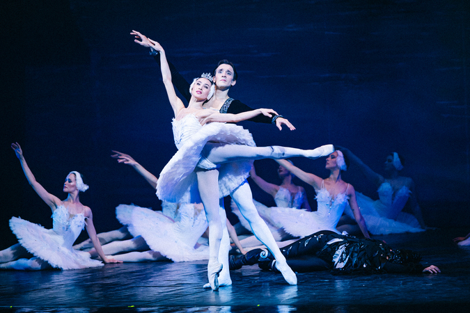 AMA Calabria porta in scena la magia senza tempo de "Il Lago dei Cigni"